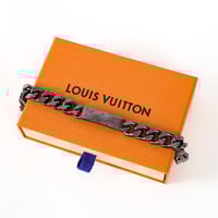 1V Monogram pattern engraved chain bracelet.