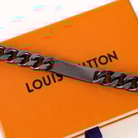 1V Monogram pattern engraved chain bracelet.