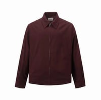 جاكيت ميو ميو عنابي بتصميم أنيق