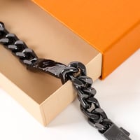 1V Monogram pattern engraved chain bracelet.