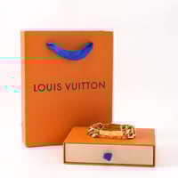 1V Monogram pattern engraved chain bracelet