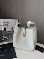 أبيض M