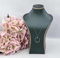 عقد كارتير ناعم ذهب ابيض عيار 18