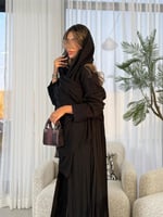 عباية بهيه شيفون كسرات اسود مع كتان بالياقه والاكم...