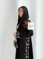 عباية فلورا بقماش كريب ملكي تطريز انيق تحديد قيطان