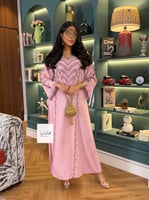 جلابية مرام قماش ناعم تطريز وردي مع اسواره مخرمه و...