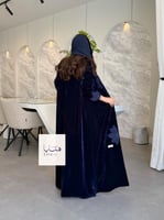 عباية نجود بليزر بقماش مخمل كوري مزين بورد شك كحلي