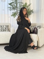 عباية بهيه شيفون كسرات اسود مع كتان بالياقه والاكم...