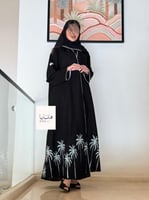 عباية بيارق بقماش كريب كتان مطرز نخيل