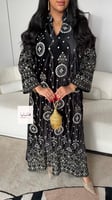 جلابية مليحه مخمل اسود تطريز الامام والاكمام