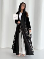 عباية فلورا بقماش كريب ملكي تطريز انيق تحديد قيطان