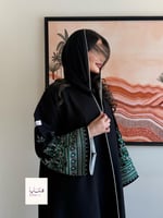 عباية رفعة بقماش كريب كتان بكم مطرز