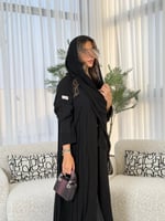 عباية بهيه شيفون كسرات اسود مع كتان بالياقه والاكم...