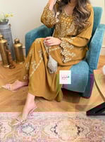 جلابية منى قماش ناعم تطريز فضي مزين بكرستال بالاما...