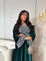 جلابية ظبيه قماش مخمل تطريز بالصدر والاكمام لون تر...