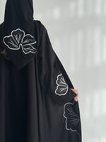 عباية توكل بقماش كريب كتان اسود مطرز