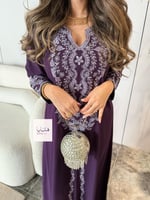 جلابية منيفه قماش ناعم تطريز فضي بالامام والاكمام...