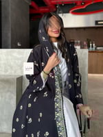 عباية نَسمَة بقماش حرير صيفي بارد اسود مع الوان