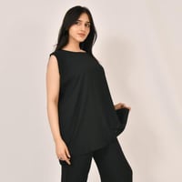 بدله وبنطال تحت العباية