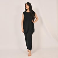 بدله وبنطال تحت العباية