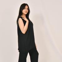 بدله وبنطال تحت العباية