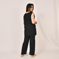 بدله وبنطال تحت العباية