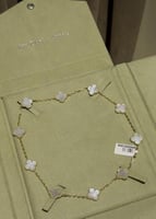 عقد ڤان كليف ١٠ وردات mother of pearl ذهب اصفر