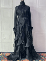 فستان بياقة مدورة وأكمام طويلة