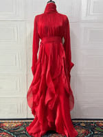 فستان بياقة مدورة وأكمام طويلة