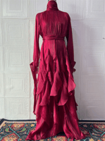 فستان بياقة مدورة وأكمام طويلة