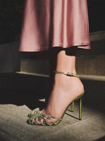 صنادل نسائية بكعب عالي