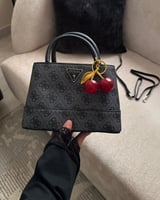 شنط جيس مع الكرز