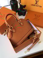 شنط لويس فيتون