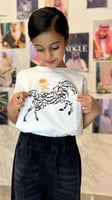 تيشرت خط السعودية برسمة خيل