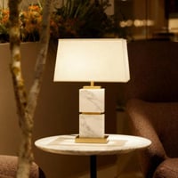 مصباح رخامي بقاعدة ذهبية مثالي لغرف المعيشة والفنا...