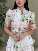 فستان أبيض مزهر بحزام خصر وياقة أنيقة