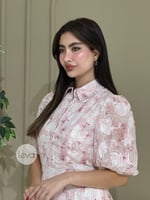 فستان وردي ناعم بنقشة أزهار وياقة مغلقة