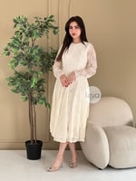 فستان دانتيل كريمي أنيق بأكمام طويلة