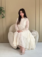 فستان دانتيل كريمي أنيق بأكمام طويلة