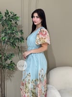 فستان أزرق سماوي مطبع بالزهور وأكمام كشكش