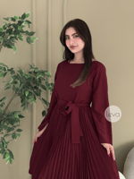 فستان عنابي بكسرات متدرجة وربطة خصر