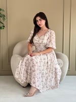 فستان وردي فاتح بنقشة ناعمة وياقة على شكل قلب