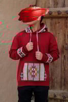 بلوفر مع نقش السدو لون احمر