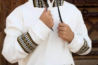 بلوفر مع نقش السدو لون ابيض