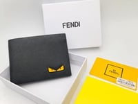 محفظة رجالية بتصميم "العيون" الأيقوني