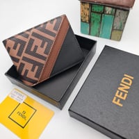 محفظة رجالية جلدية بتصاميم مدمجة ونقوش أيقونية - ج...