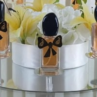 ستاند مرايا فاخر مع 12 عطر ميني وباقة ورد – هدية م...