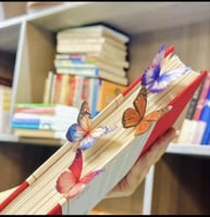 مقسم كتاب ثلاثي الأبعاد بشكل فراشه بألوان مختلفه