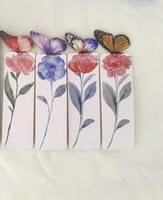 مقسم كتاب ثلاثي الأبعاد بشكل فراشه بألوان مختلفه