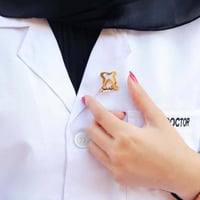 بروش شعار الأطباء تصميم عصري بالاسم